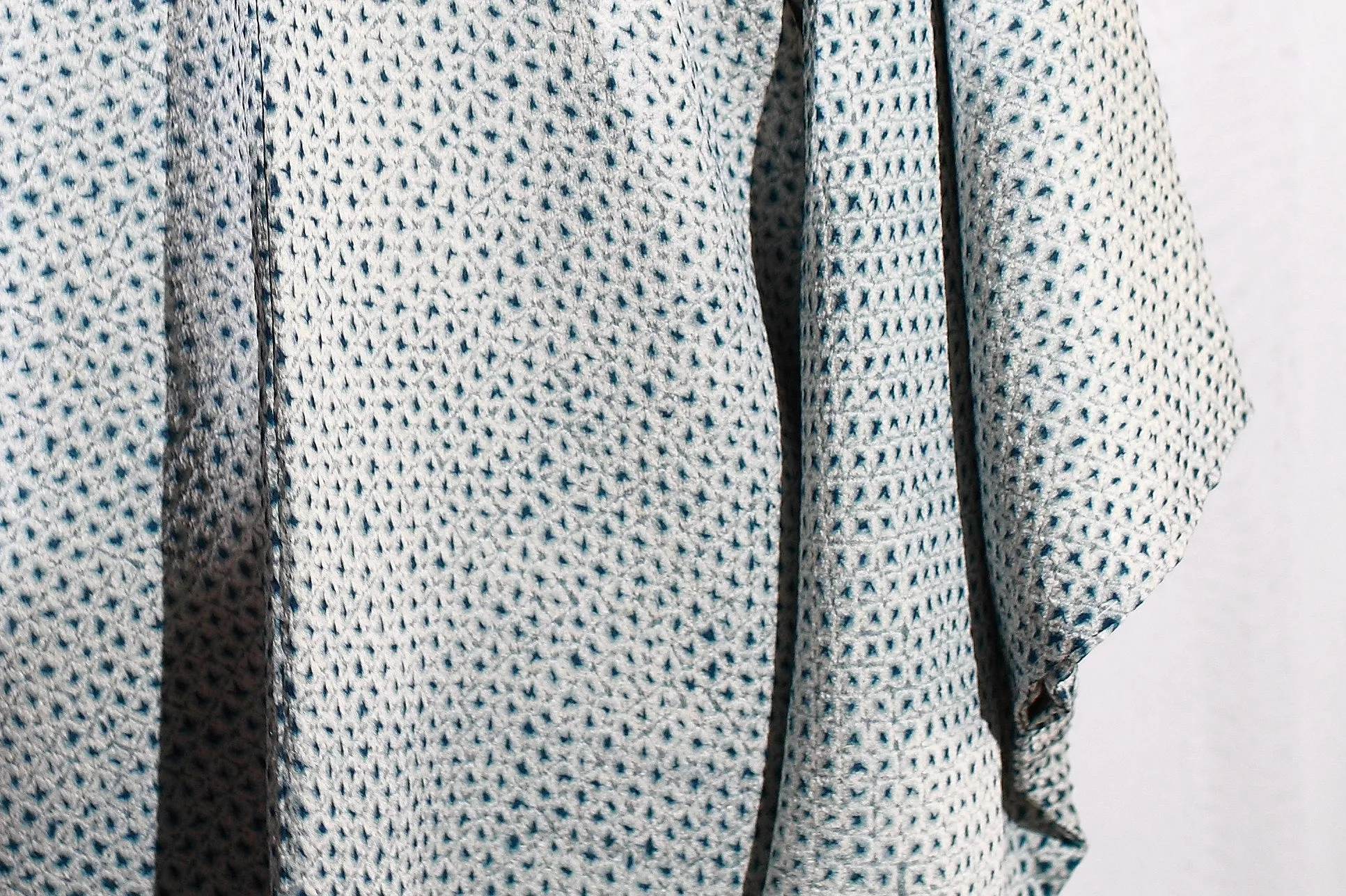 Elegant Shibori Kimono Jacket with Subtle Starburst Pattern in White and Blue